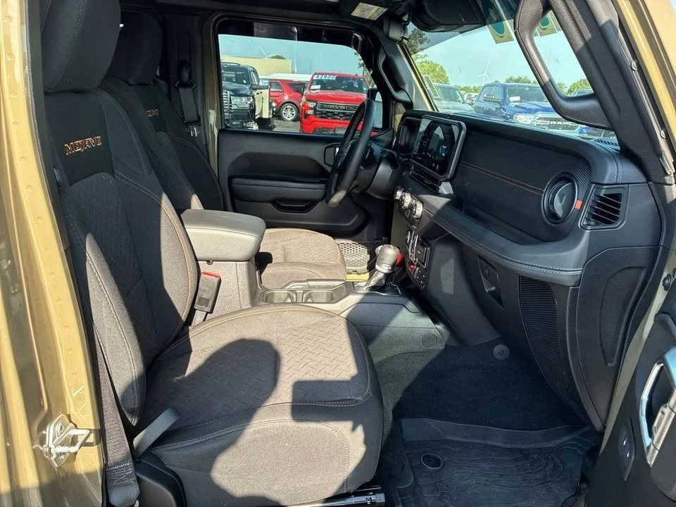 2025 Jeep JT Gladiator - Image 14 of 20