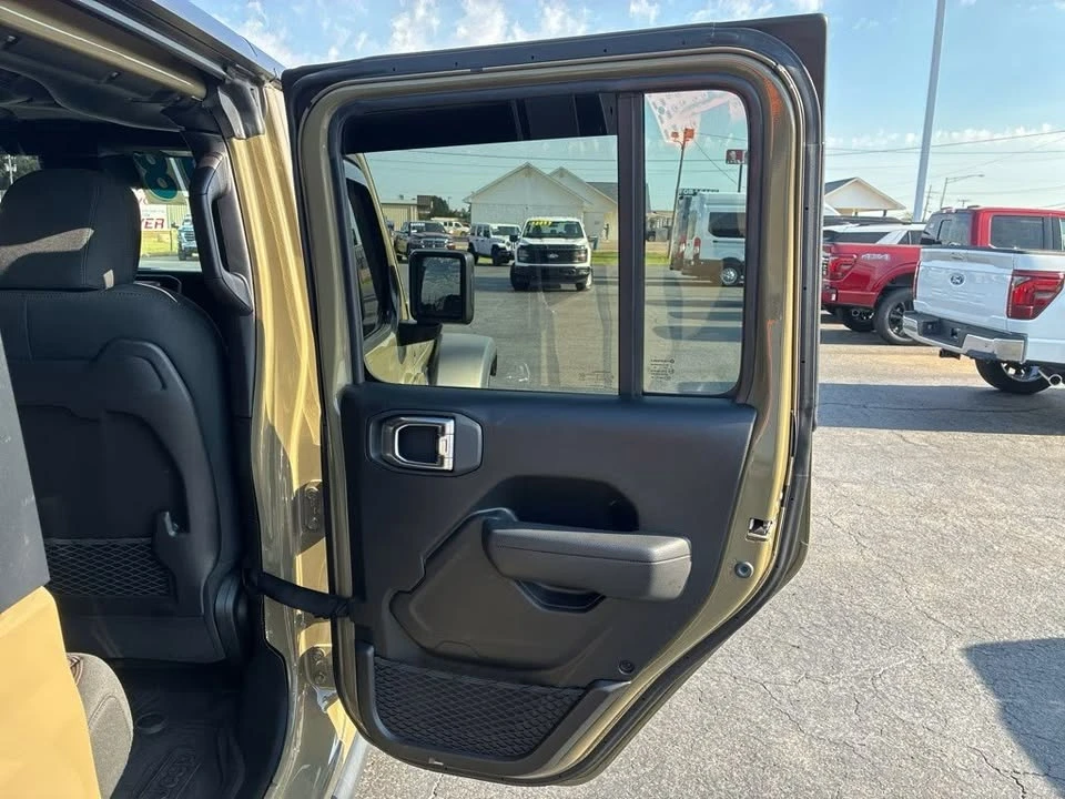 2025 Jeep JT Gladiator - Image 17 of 20