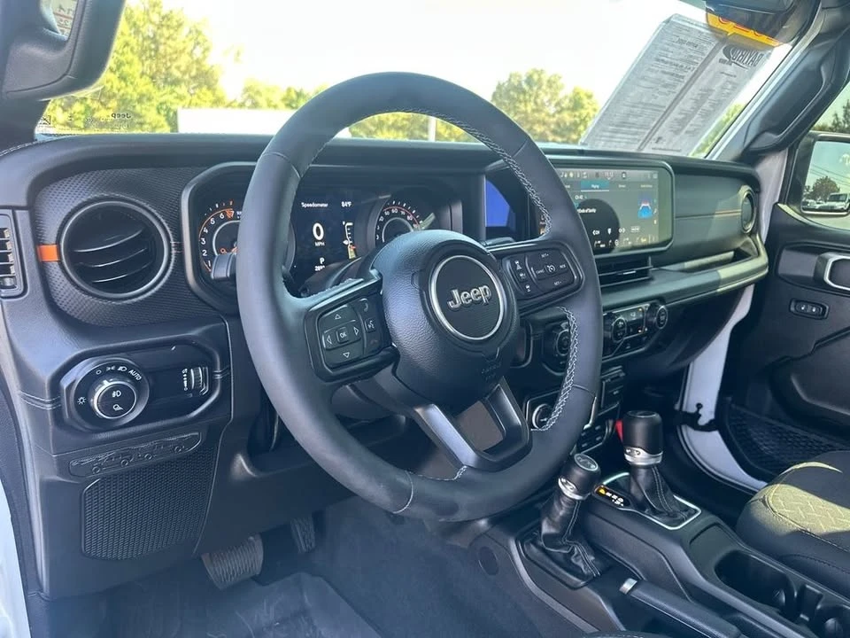 2025 Jeep JT Gladiator - Image 15 of 19