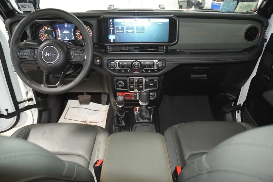 2025 Jeep JT Gladiator - Image 13 of 18