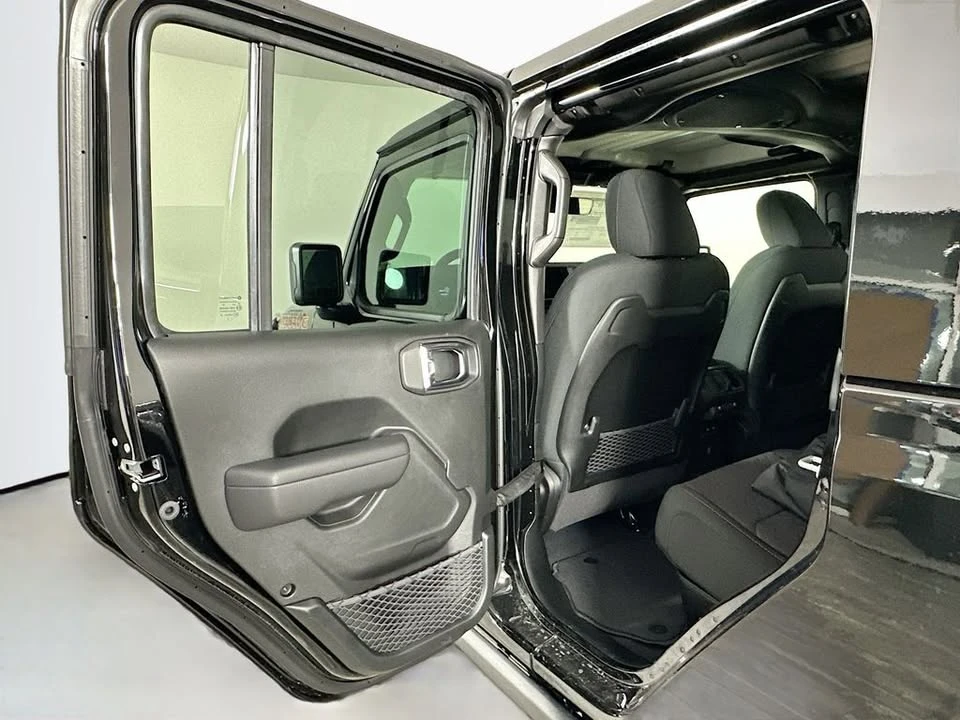2025 Jeep JT Gladiator - Image 14 of 20