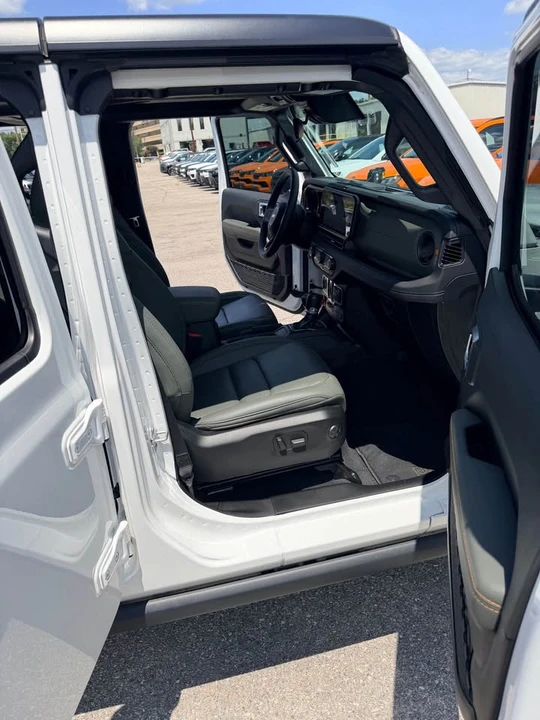 2025 Jeep JT Gladiator - Image 14 of 15
