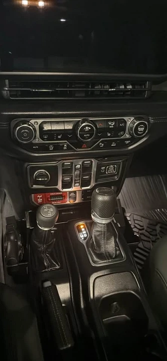 2025 Jeep JT Gladiator - Image 13 of 19