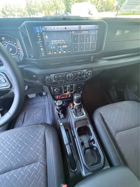 2025 Jeep JT Gladiator - Image 13 of 20
