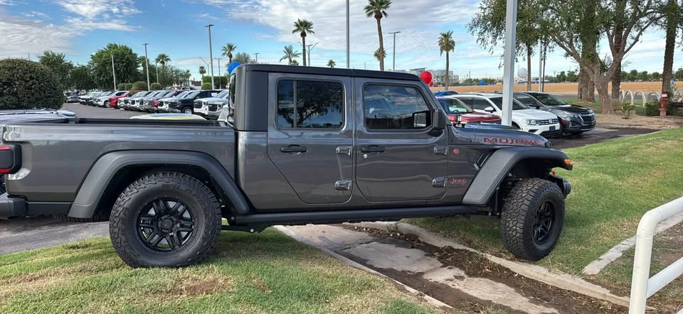 2025 Jeep JT Gladiator - Image 5 of 10