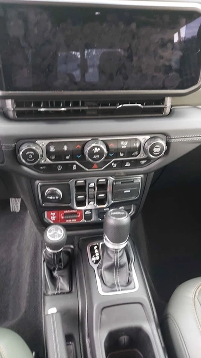2025 Jeep JT Gladiator - Image 14 of 14