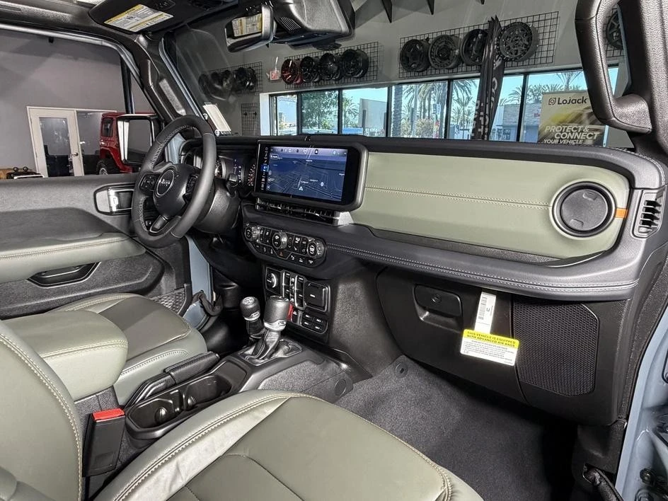 2025 Jeep JT Gladiator - Image 20 of 30