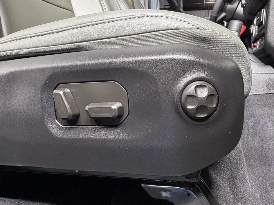 2025 Jeep JT Gladiator - Image 19 of 30