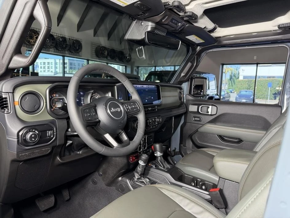 2025 Jeep JT Gladiator - Image 15 of 30