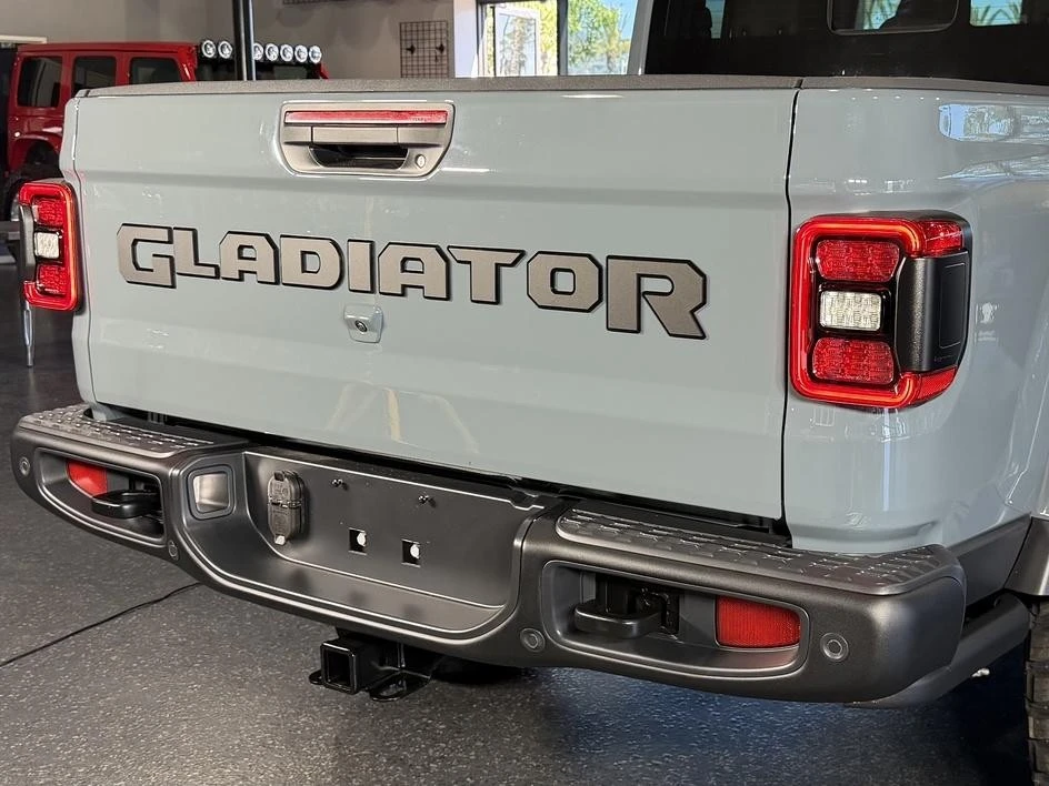 2025 Jeep JT Gladiator - Image 13 of 30