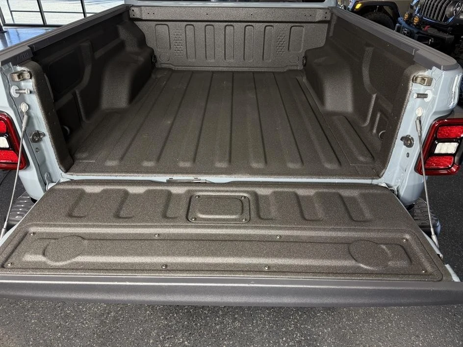 2025 Jeep JT Gladiator - Image 11 of 30
