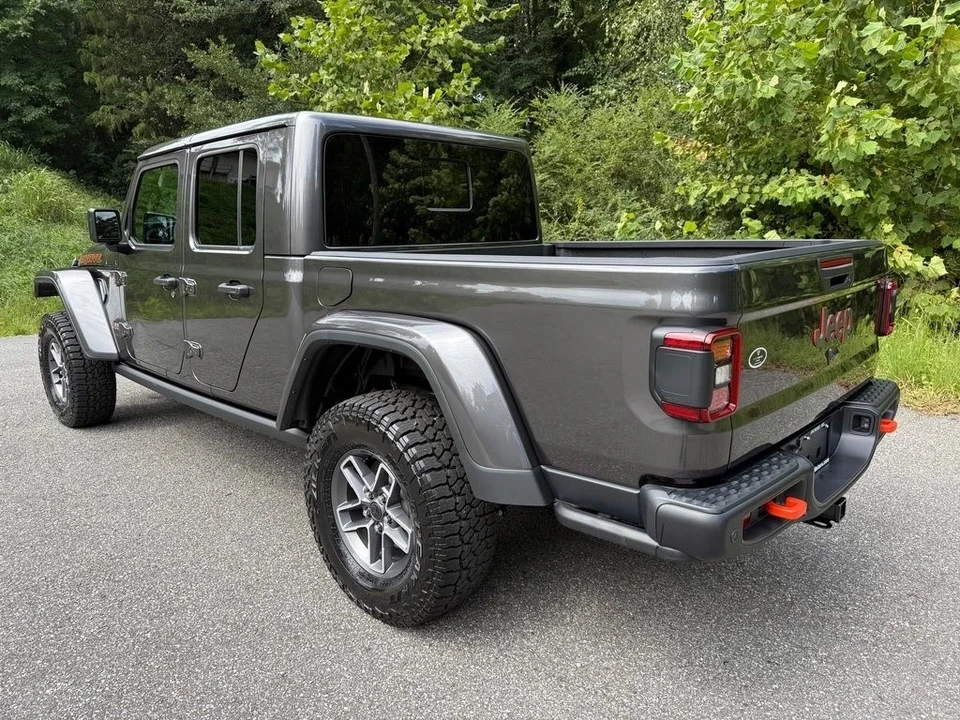 2025 Jeep JT Gladiator - Image 10 of 21