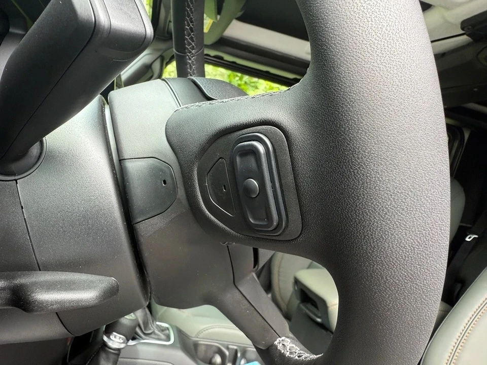 2025 Jeep JT Gladiator - Image 17 of 21