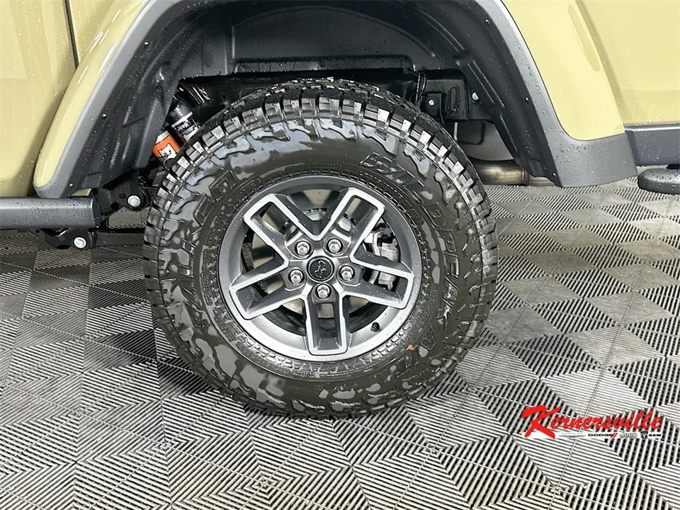 2025 Jeep JT Gladiator - Image 17 of 21