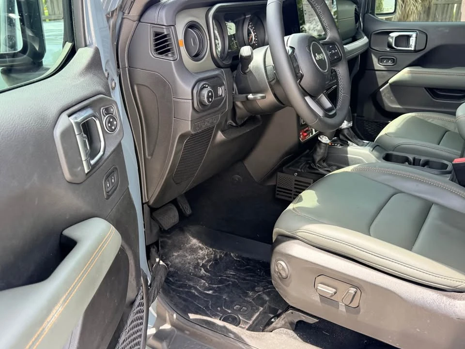 2025 Jeep JT Gladiator - Image 11 of 18
