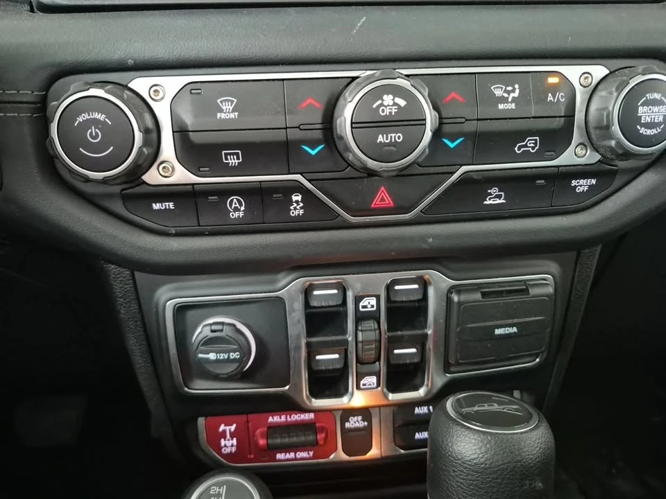 2025 Jeep JT Gladiator - Image 14 of 15