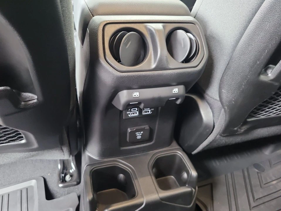 2025 Jeep JT Gladiator - Image 14 of 20