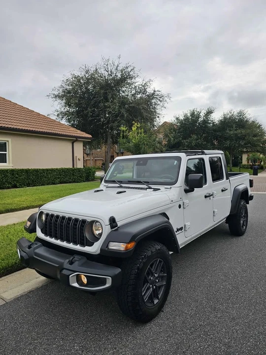 2025 Jeep JT Gladiator - Image 2 of 17