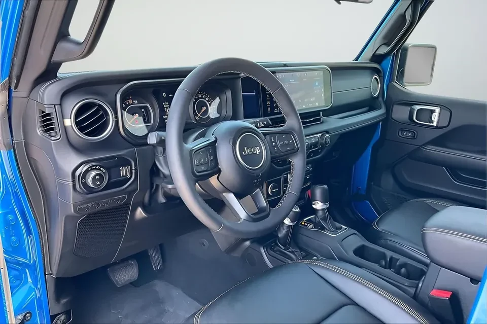 2025 Jeep JT Gladiator - Image 14 of 20