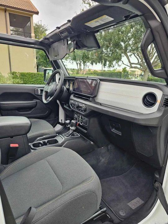 2025 Jeep JT Gladiator - Image 13 of 17