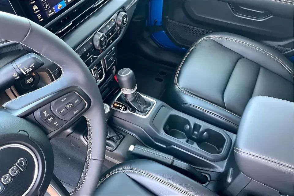 2025 Jeep JT Gladiator - Image 15 of 20