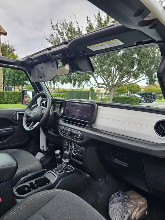 2025 Jeep JT Gladiator - Image 15 of 17