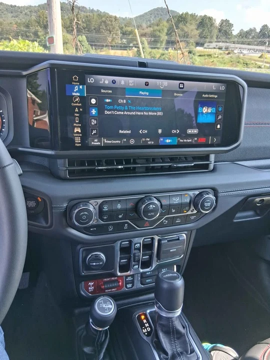 2025 Jeep JT Gladiator - Image 15 of 20
