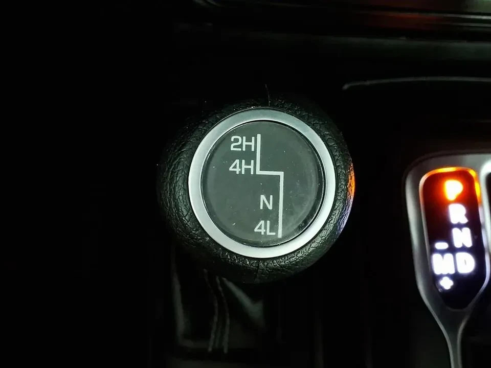 2025 Jeep JT Gladiator - Image 17 of 20