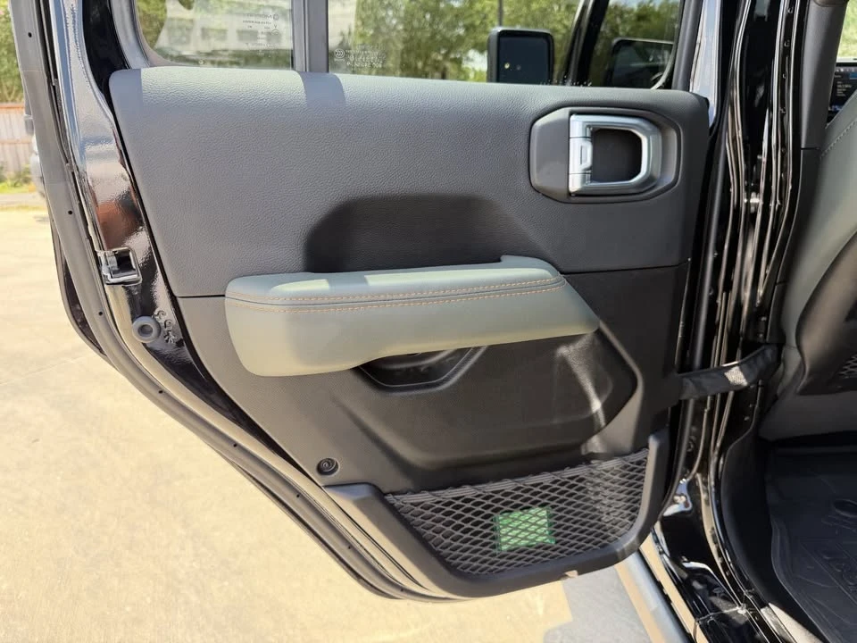 2025 Jeep JT Gladiator - Image 17 of 20