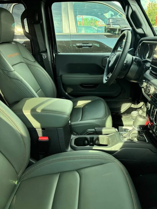2025 Jeep JT Gladiator - Image 10 of 11