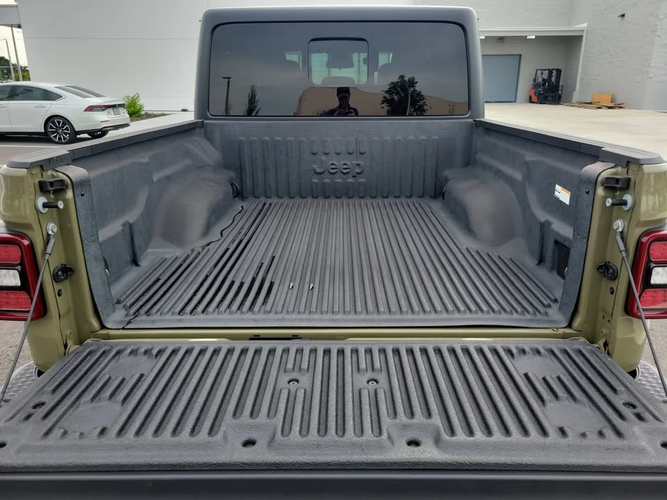 2025 Jeep JT Gladiator - Image 17 of 20