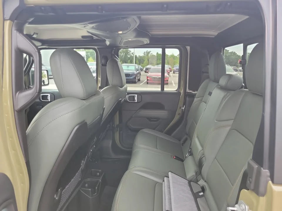2025 Jeep JT Gladiator - Image 15 of 20