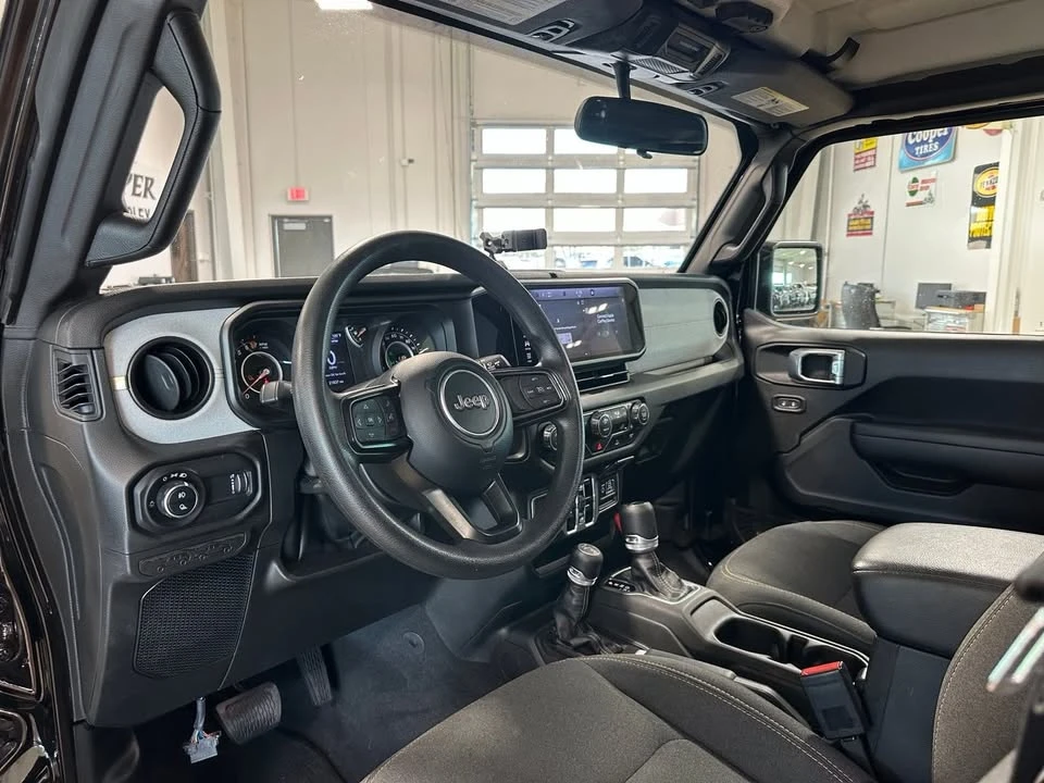 2025 Jeep JT Gladiator - Image 13 of 20