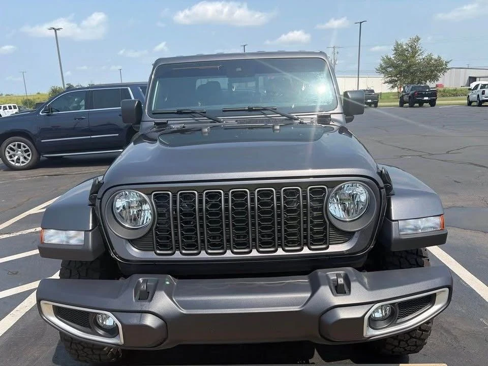 2025 Jeep JT Gladiator - Image 9 of 20