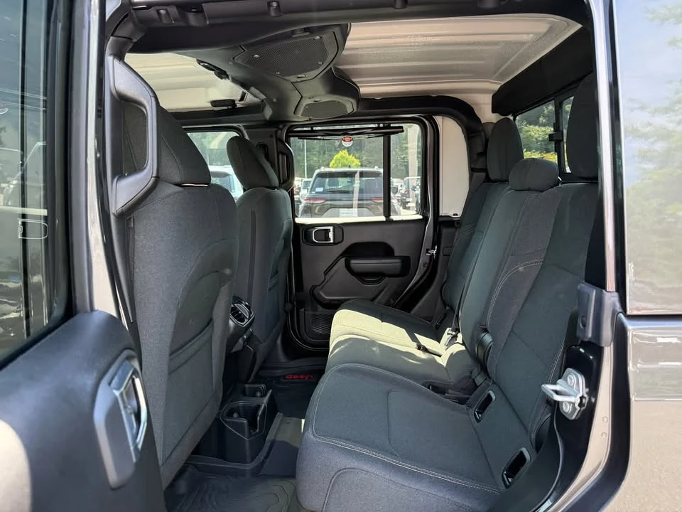 2025 Jeep JT Gladiator - Image 14 of 15