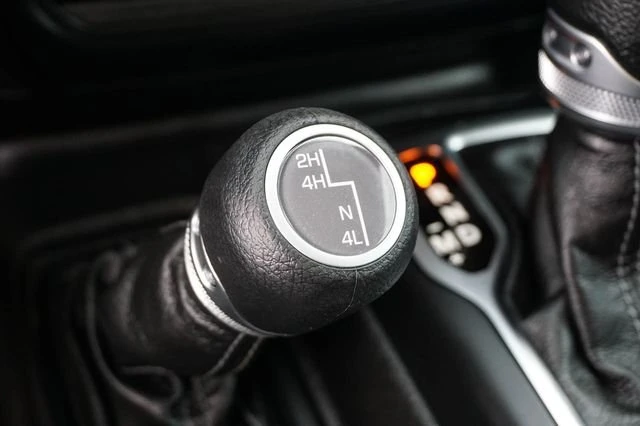 2025 Jeep JT Gladiator - Image 15 of 18
