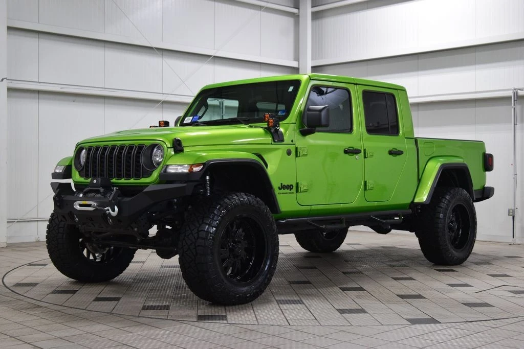 2025 Jeep JT Gladiator - Image 3 of 31