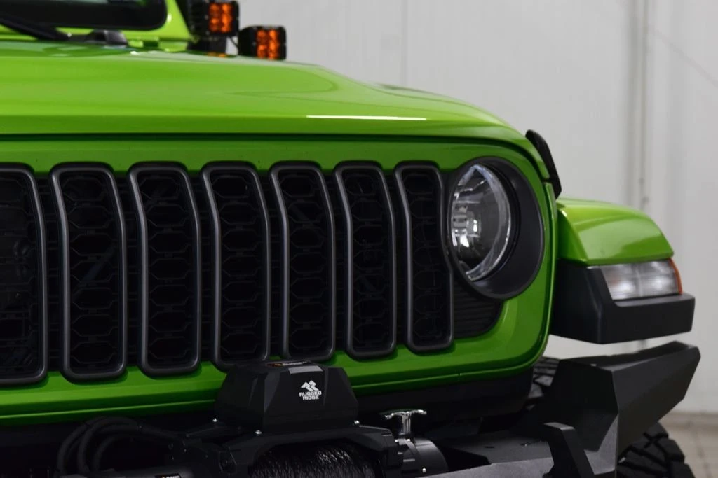 2025 Jeep JT Gladiator - Image 9 of 31