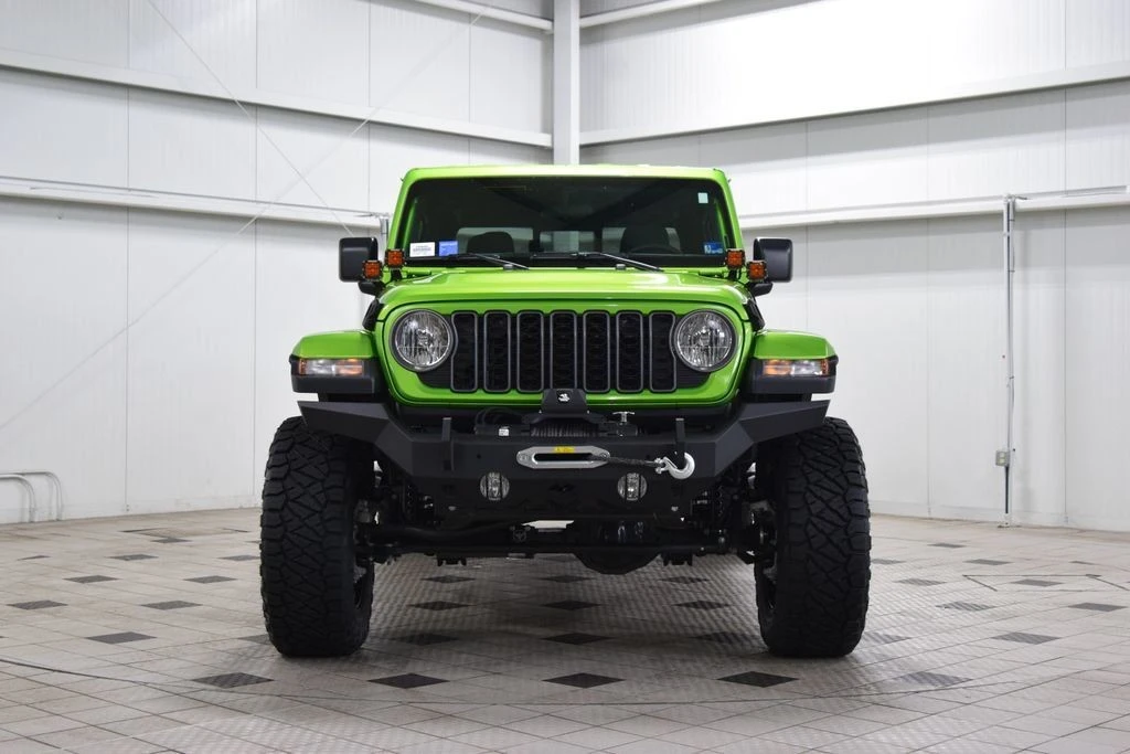 2025 Jeep JT Gladiator - Image 2 of 31