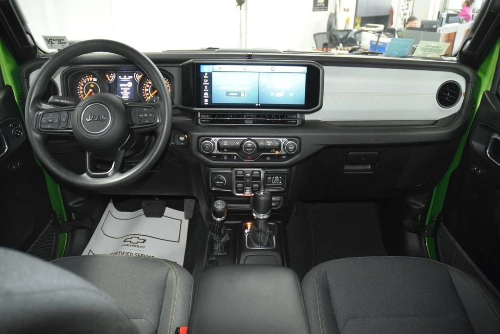 2025 Jeep JT Gladiator - Image 25 of 31