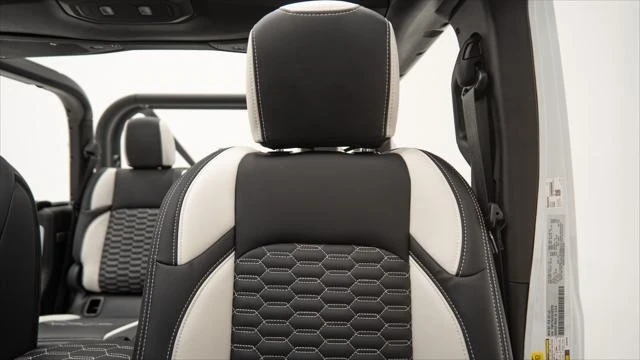 2025 Jeep JT Gladiator - Image 17 of 21