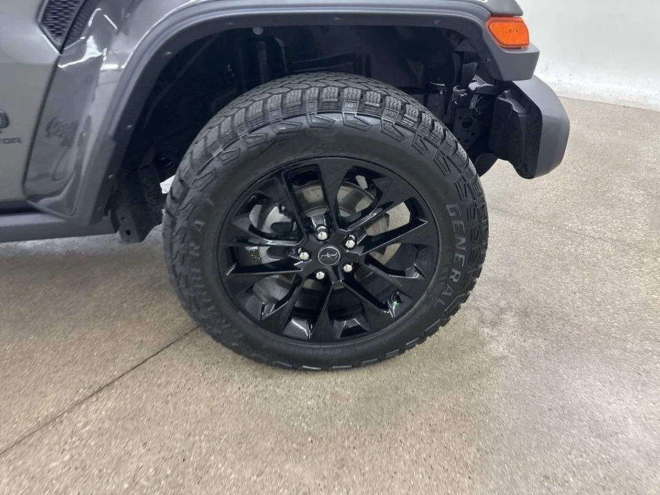 2025 Jeep JT Gladiator - Image 15 of 21
