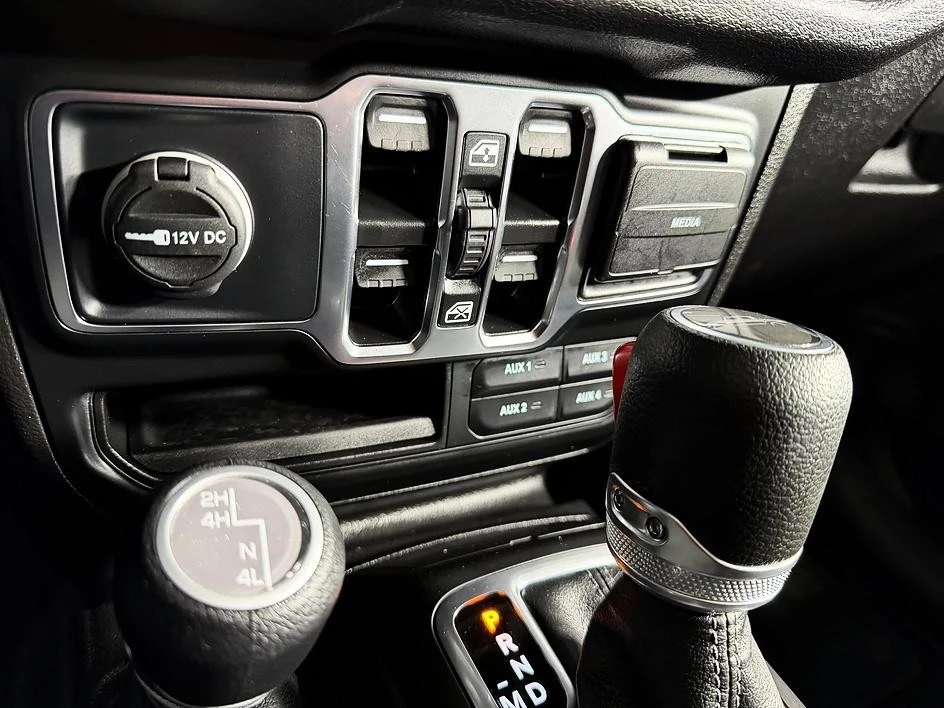 2025 Jeep JT Gladiator - Image 23 of 31