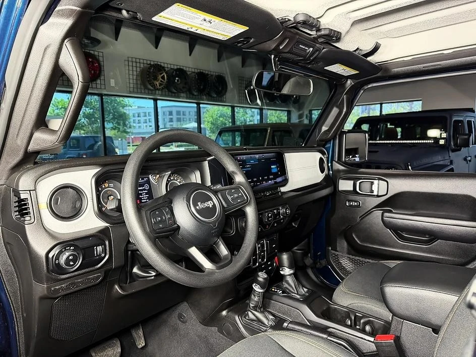 2025 Jeep JT Gladiator - Image 15 of 31