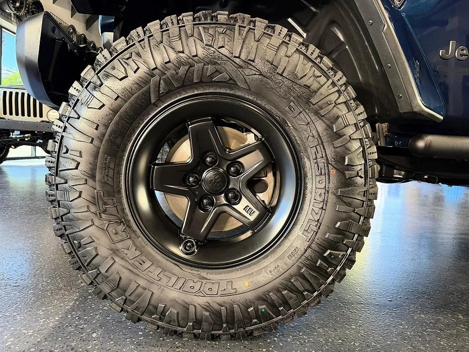 2025 Jeep JT Gladiator - Image 24 of 31