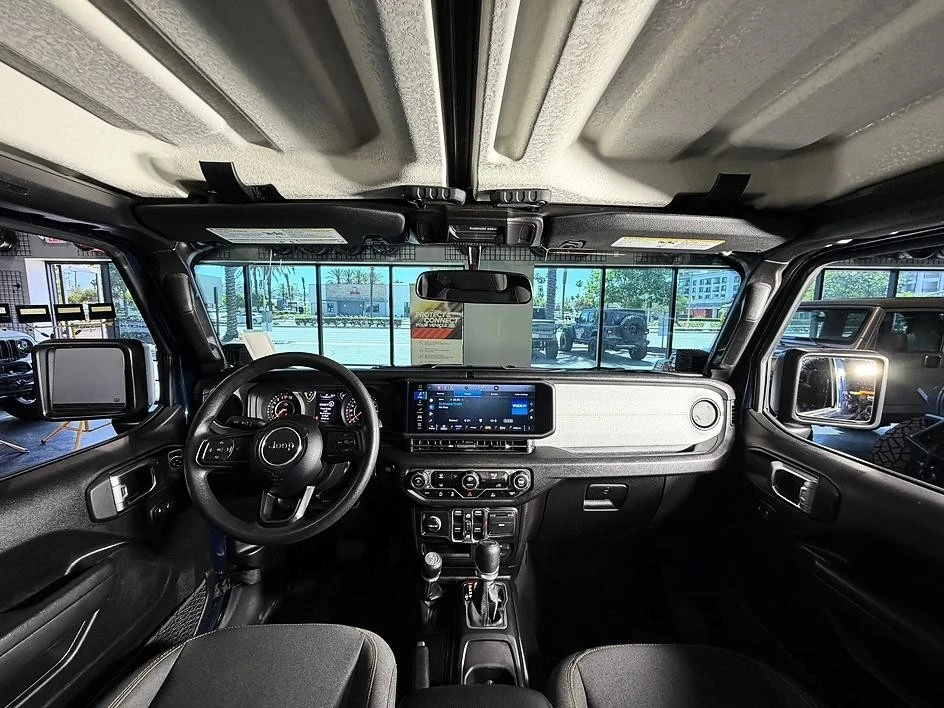 2025 Jeep JT Gladiator - Image 20 of 31