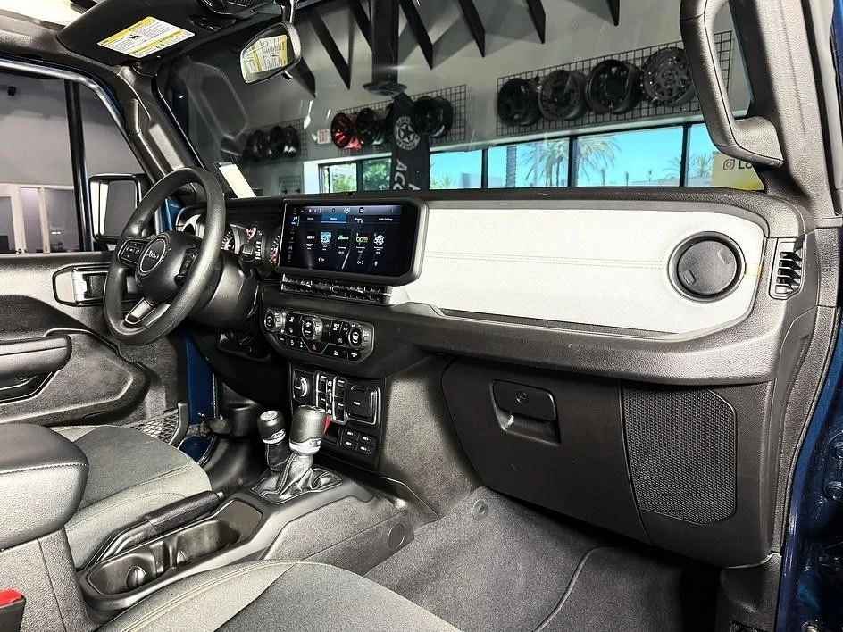 2025 Jeep JT Gladiator - Image 19 of 31