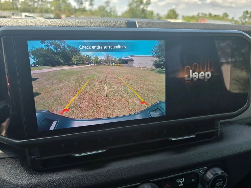 2025 Jeep JT Gladiator - Image 14 of 20