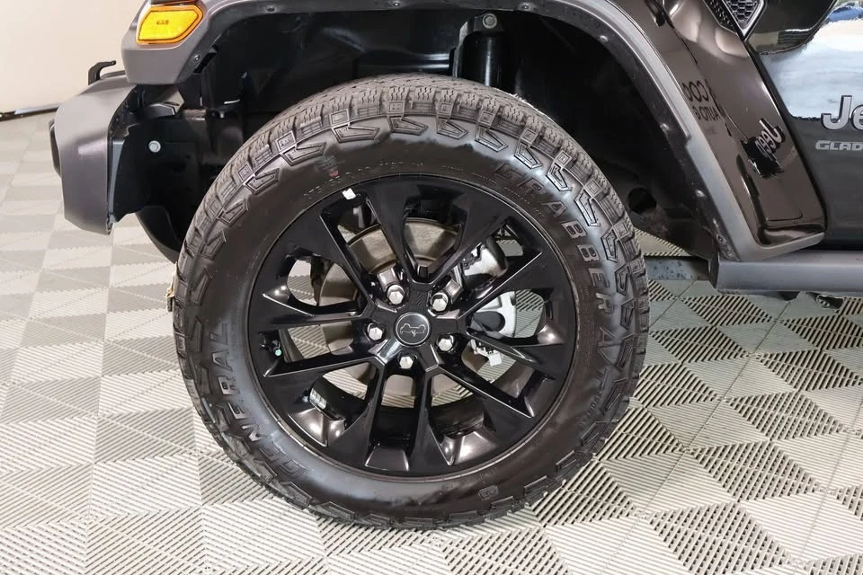 2025 Jeep JT Gladiator - Image 15 of 20