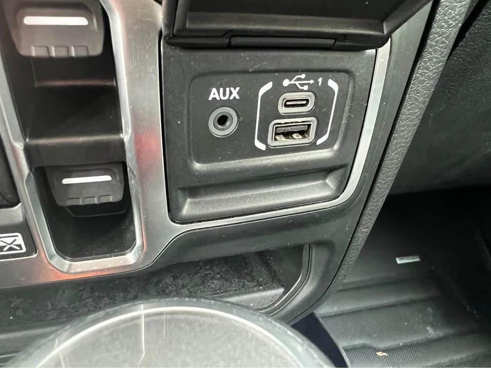 2025 Jeep JT Gladiator - Image 15 of 20